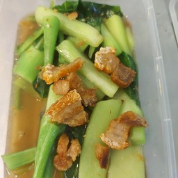 ผัดคะน้าหมูกรอบ