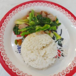 คะน้าหมูกรอบราดข้าว