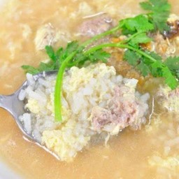 ข้าวต้มไข่แตกหมูสับ