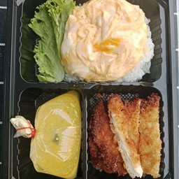 ข้าวไข่ข้นไก่ทอดซอสแกงเขียวหวาน