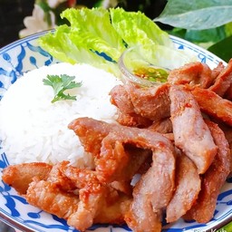 ข้าวสวยร้อนๆ+หมูแดดเดียวสูตรทางร้าน