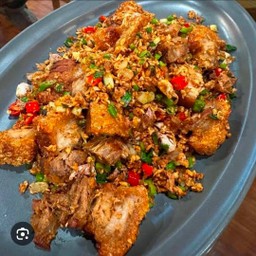 ข้าวหมูกรอบคั่วพริกเกลือ