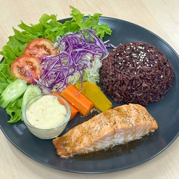 ข้าวหน้าสเต็กปลาแซลม่อน สูตรคลีน