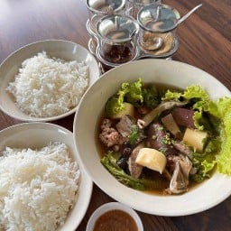 เกาเหลาเลือดหมูสุดสยาม กะเพราลุงอึ่ง