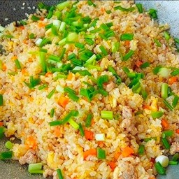ข้าวผัดหมูสับ