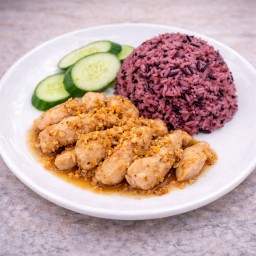 ข้าวสเต็กไก่กระเทียมพริกไทย 390 kcal