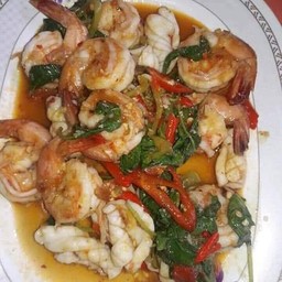 กุ้งปลาหมึกผัดกระเพรา