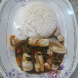 ปลาหมึกพริกเผาราดข้าว