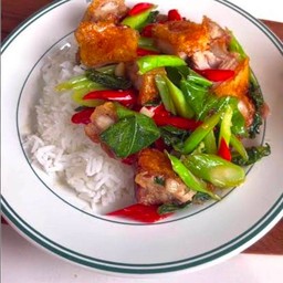 ข้าวคะน้าหมูกรอบ