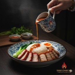 (ข้าวรวมหมูแดง+หมูกรอบ),The Duo Dynasty Rice (ข้าวรวมหมูแดง+หมูกรอบ)