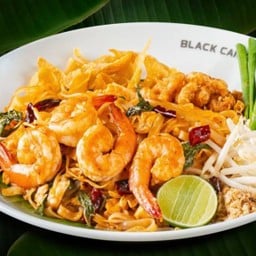 ผัดไทยพริกแห้งโหระพากุ้งสด