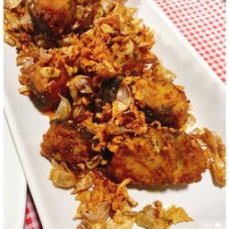 ปลากระพง ทอดกระเทียม ราดข้าว