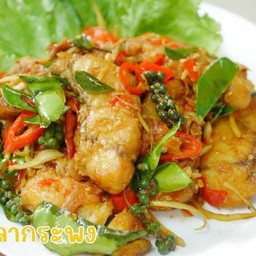 ปลากระพงผัดฉ่าราดข้าว