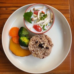 ข้าวกลัอง + ต้มข่าเห็ดผัก / Lemongrass Coconut Soup with Brown Rice