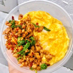 ข้าวไข่ข้นผัดกระเพราแซ่บ