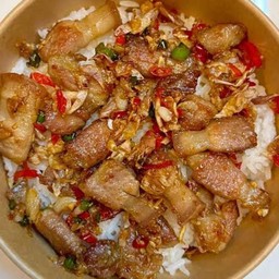 เนื้อชิ้นผัดพริกเกลือราดข้าว