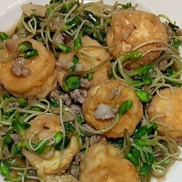 ผัดต้นอ่อนทานตะวันราดข้าว