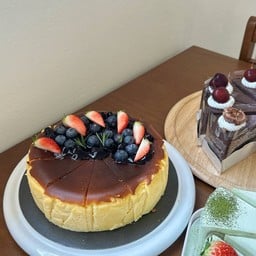 ชีสเค้กหน้าไหม้ซอสบลูเบอรี่