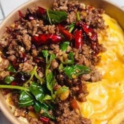 ข้าวไข่ข้นผัดกระเพราพริกแห้ง