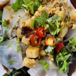 กรุ่นกลิ่นหอม ก๋วยเตี๋ยวปากหม้อ ลูกชิ้นชุบแป้งทอด ขนมเปี๊ยะ ทาร์ต & เบเกอรี่ โฮมเมด ลาดพร้าว96