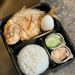 ปลามงทอดราดน้ำปลา ไข่ต้มราดข้าว