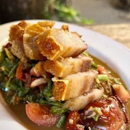 ส้มตำ ถั่วฝักยาว ปูปลาร้า หมูกรอบ