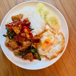 ข้าวผัดพริกแกงหมูกรอบ
