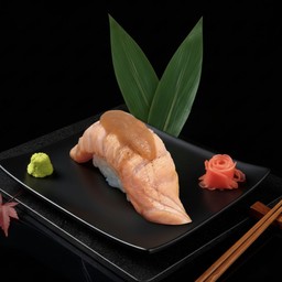 ข้าวปั้นหน้าปลาแซลมอนซอสไซเคียว