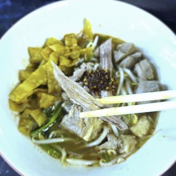 ก๋วยเตี๋ยวเนื้อ ตุ๋น+สด+ลูกชิ้น+เนื้อฝอยโรย+เกี๊ยวทอด+โหระพา+พริกคั่ว+พริกป่น+น้ำตาล