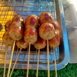 ไส้กรอกอีสาน  & หมูมะนาวน้ำจิ้มรสเด็ด Byลักยิ้ม ตลาดพลูทรัพย์ ถ.ราษฎร์พัฒนา