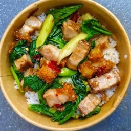 เด็กอ้วง กะเพราหมูกรอบ