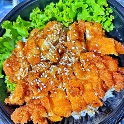 ข้าวไก่กรอบซอสน้ำปลา