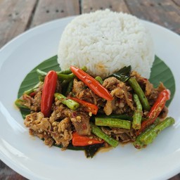 ผัดพริกแกงหมูกรอบ