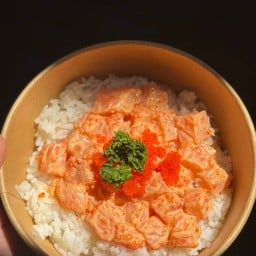 ข้าวหน้าแซลมอนซอสสไปซ์ซี่มาโยไข่กุ้ง