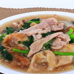 ราดหน้าหมูเส้นใหญ่