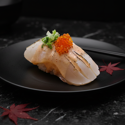 ข้าวปั้นหน้าหอยเชลล์สดเบิร์นไฟราดซอสสไปซี่