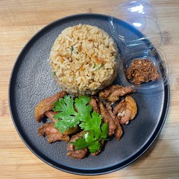 ข้าวผัดกระเทียมหมูหมักปลาร้าทอด