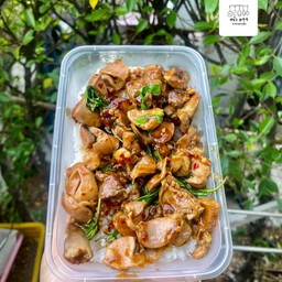 ข้าวกระเพราเครื่องในไก่
