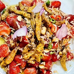 ยำสตอเบอรี่ปลากรอบ