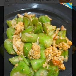 ผัดบวบใส่ไข่ราดข้าว