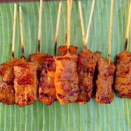 ข้าวเหนียวหมูปิ้ง ตรงข้ามเซเว่นวังก์พงฝั่งกำแพงวัด