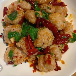 กะเพราพริกแห้งหมูเด้ง