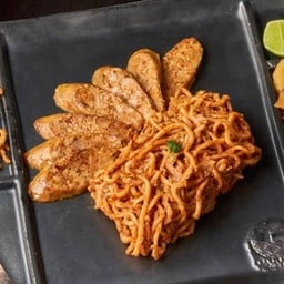ข้าวซอยผัดแห้งไส้อั่วย่างโฮมเมด