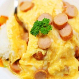 ข้าวไข่คนไส้กรอก