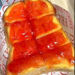 ปังเนยนม- สตอเบอรี่ 1 เเผ่น