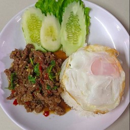 ผัดกระเพราเนื้อสับ ไข่ดาว ราดข้าว