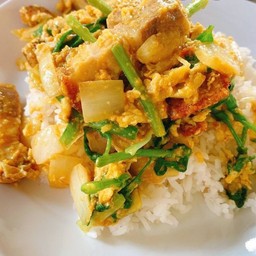 ข้าวราดผัดผงกระหรี่ไข่เค็ม เลือกเนื้อสัตว 1 อย่าง