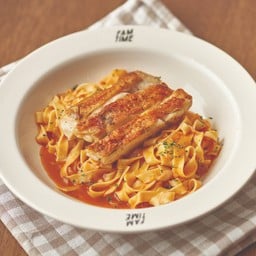 เฟตตูชินีผัดซอสพริกศรีราชาไก่ย่าง