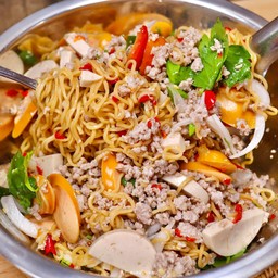 ยำมาม่าหมูสับ