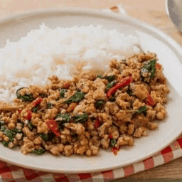 กระเพราหมูสับราดข้าว พิเศษ